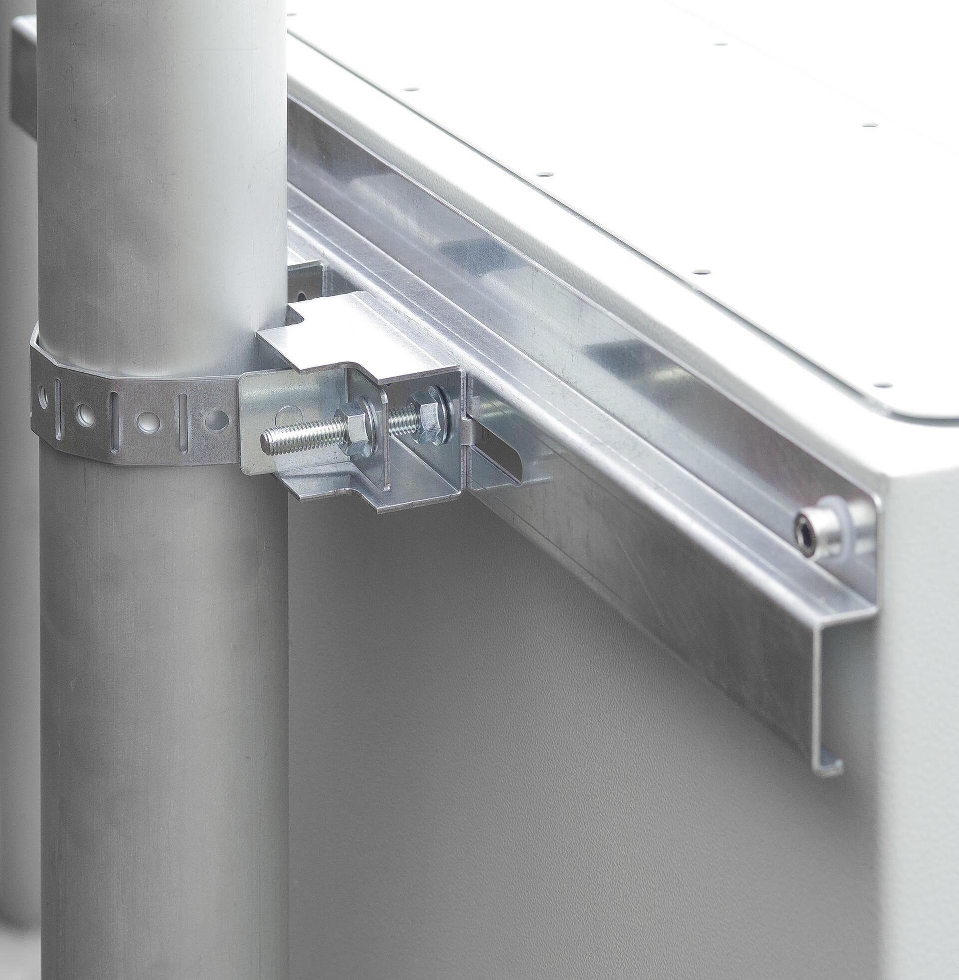 Sistema di fissaggio a palo per rack IP65